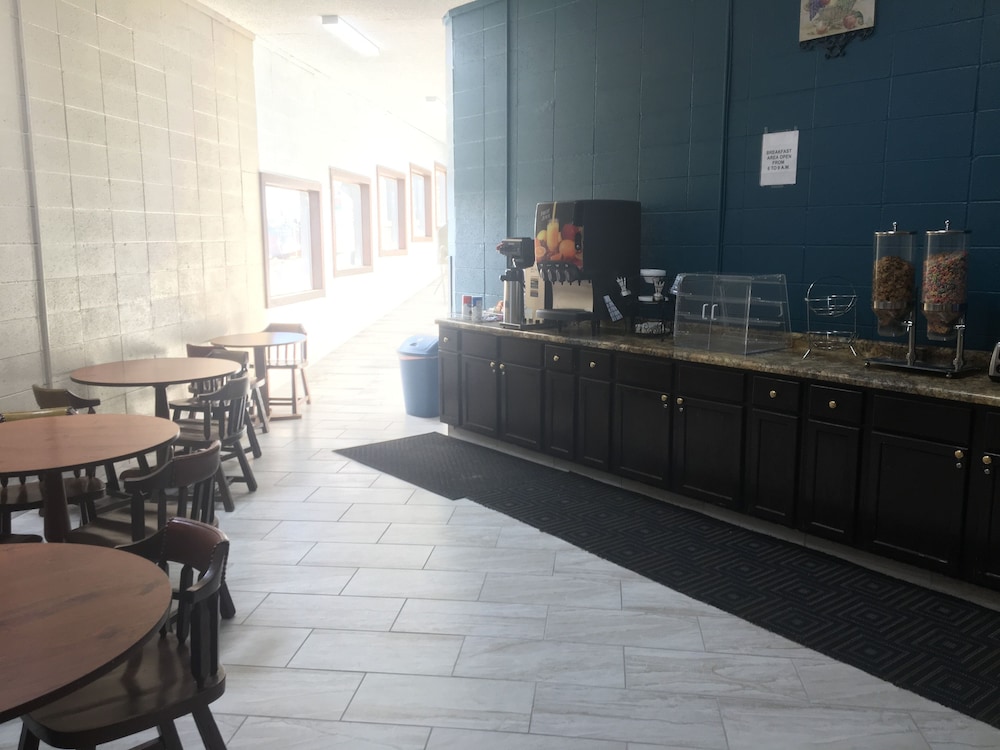 Faribault Hometown Inn & Suites 33/41