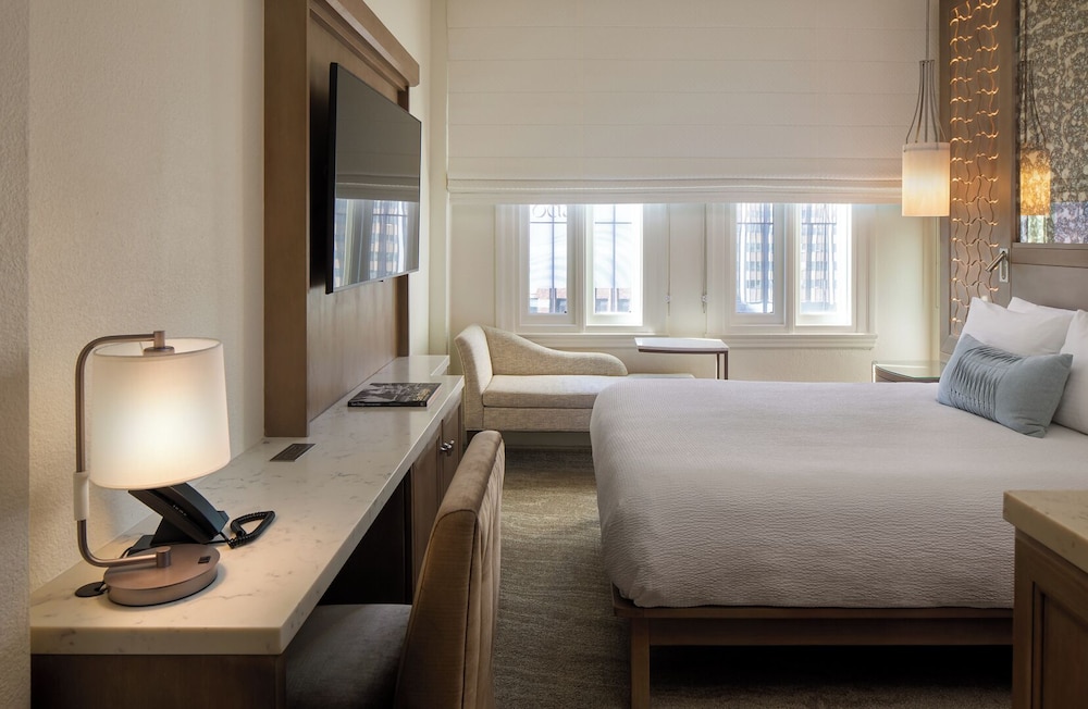 PREMIER, QUEEN BED, CITY SIDE