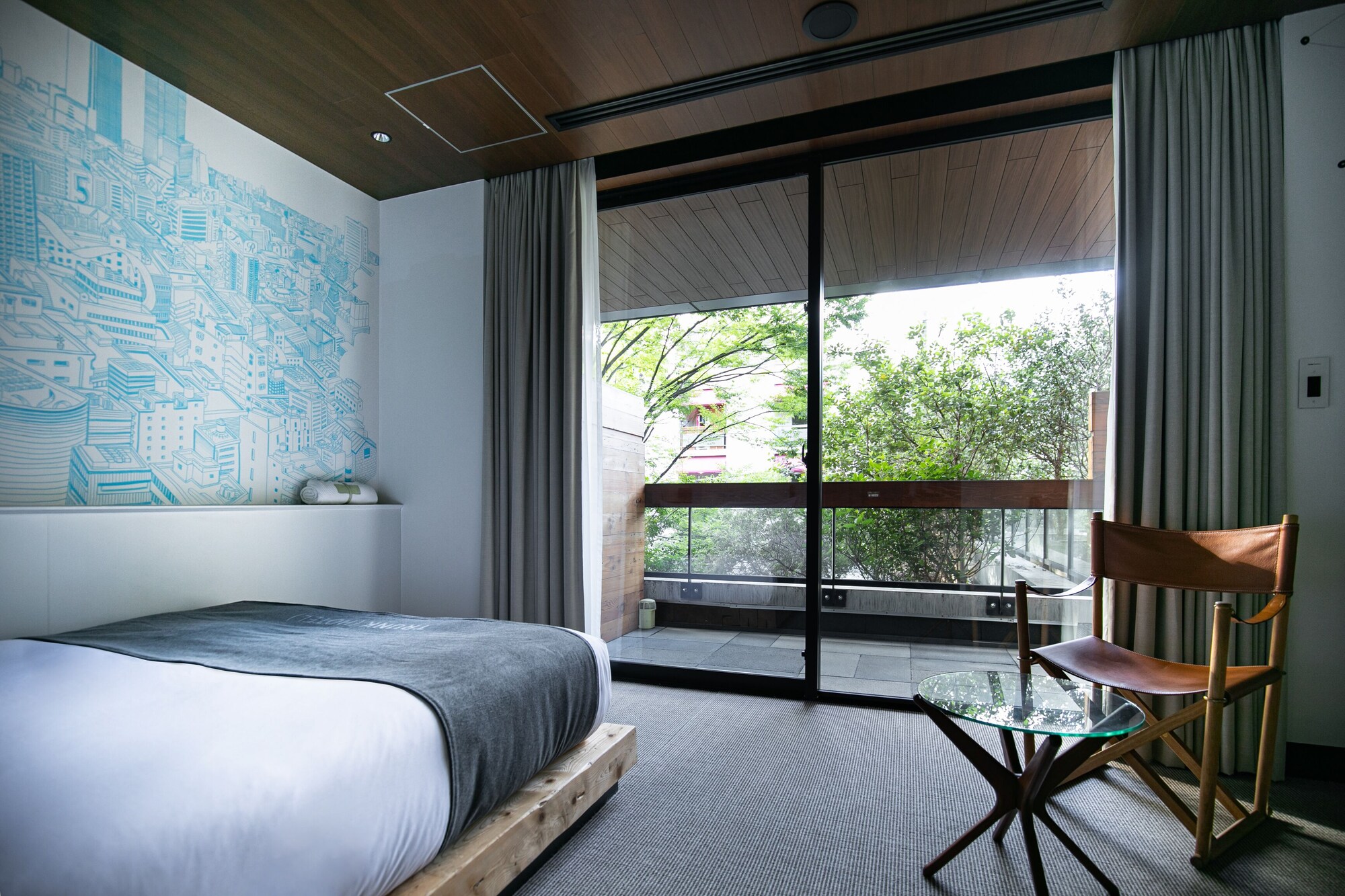 STANDARD, QUEEN BED, BALCONY