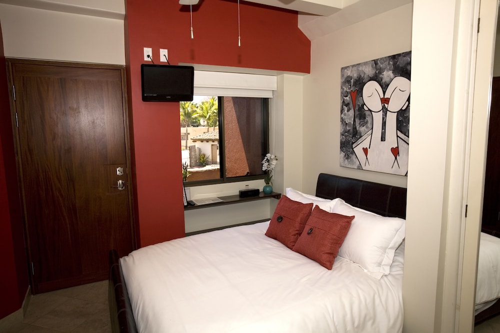 PREMIUM, STUDIO, SUITE, QUEEN BED, SOFA