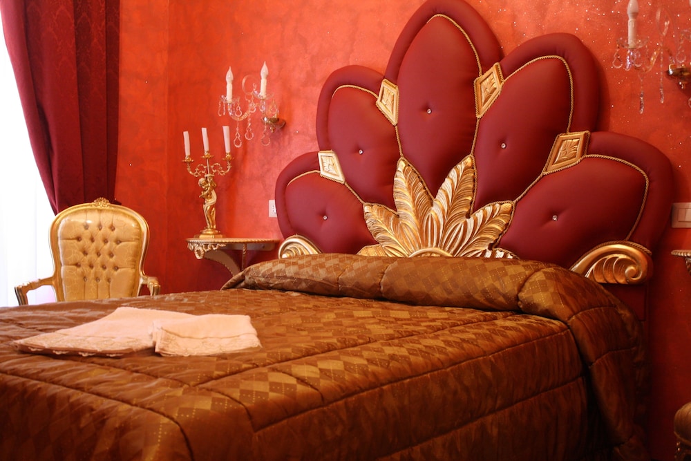 Pope's Suites 8/50