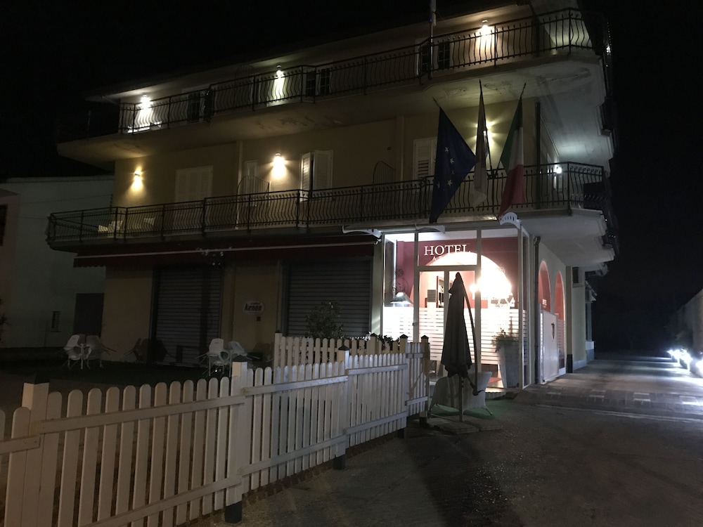 Ascot Hotel 3/54