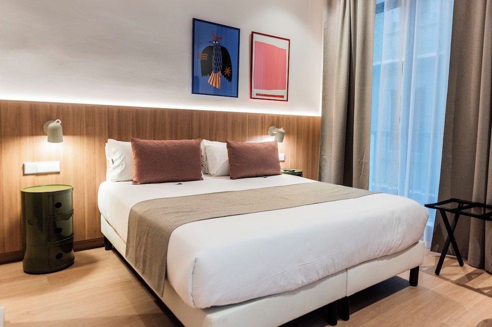 SUPERIOR, QUEEN BED