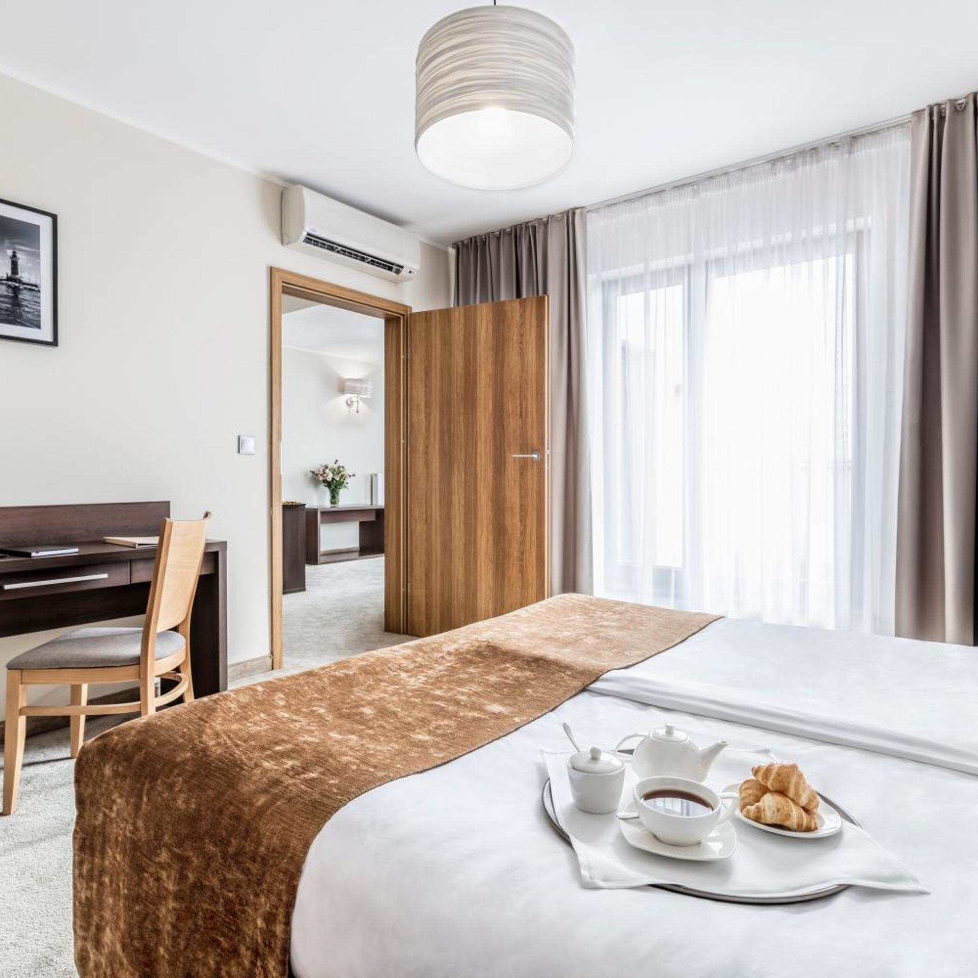 SUITE, QUEEN BED, SOFA