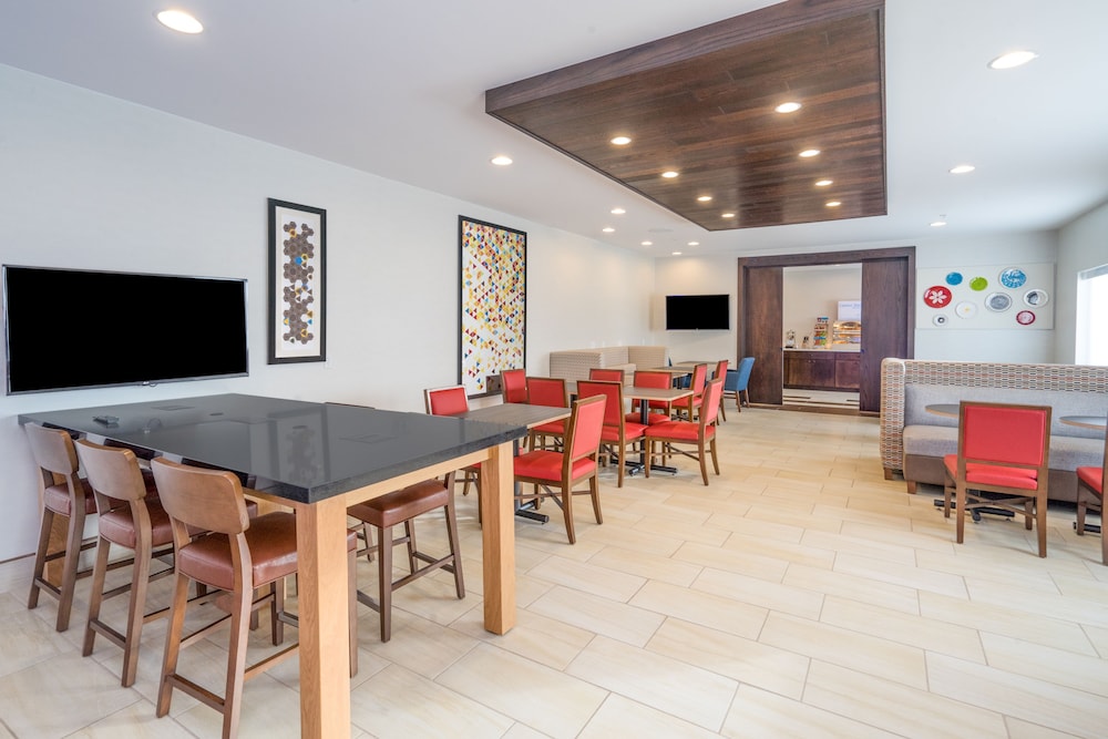 Holiday Inn Express Howe (Sturgis, Mi) 38/49