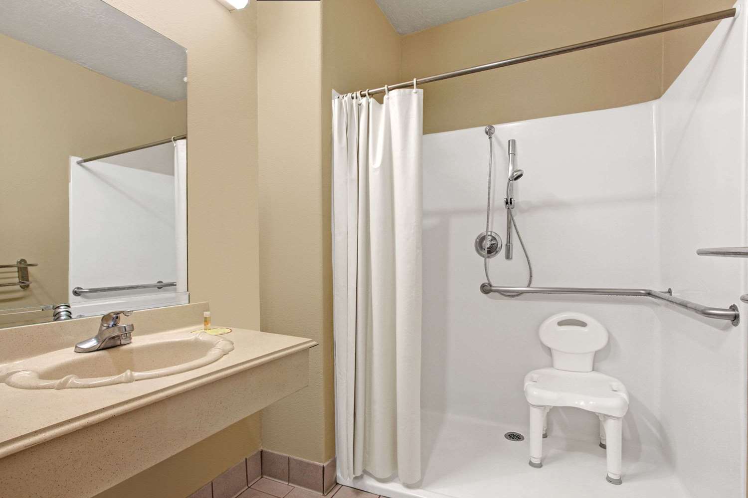 Days Inn & Suites by Wyndham Houston North/Spring 8/9