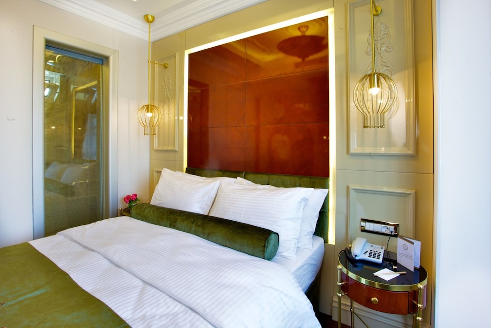 DELUXE, TRIPLE, KING BED, CITY VIEW, SOFA