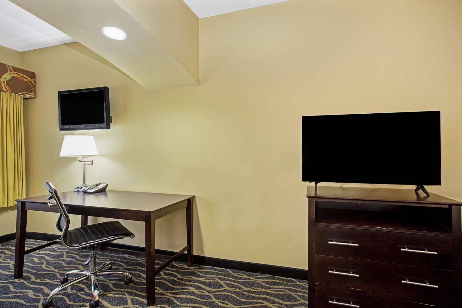 La Quinta Inn & Suites by Wyndham Tulsa Airpt / Expo Square 24/35