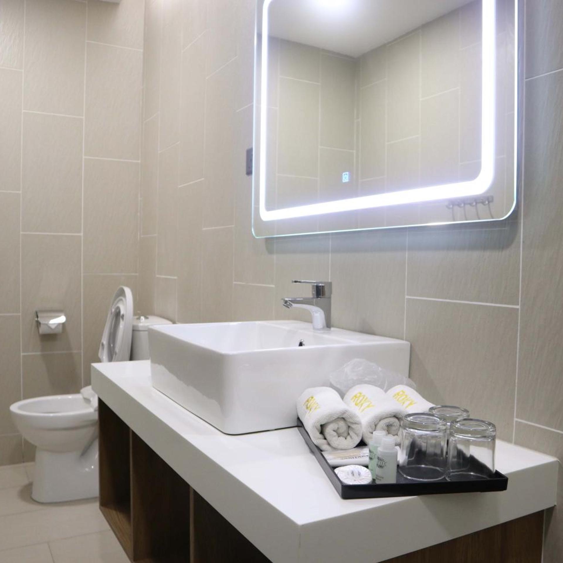 غرفة ديلوكس ثلاثية، Roxy Hotel Padungan 6/8