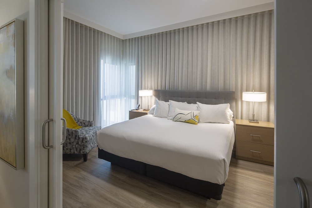 CITYSCAPE, SUITE, APARTMENT, KING BED, SOFA, ACCESSIBLE