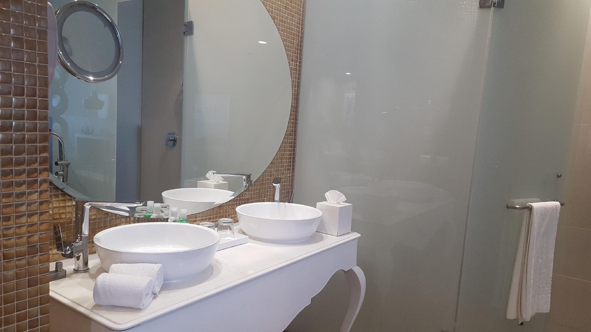 Honeymoon, Swim Out, Suite, Round Bed