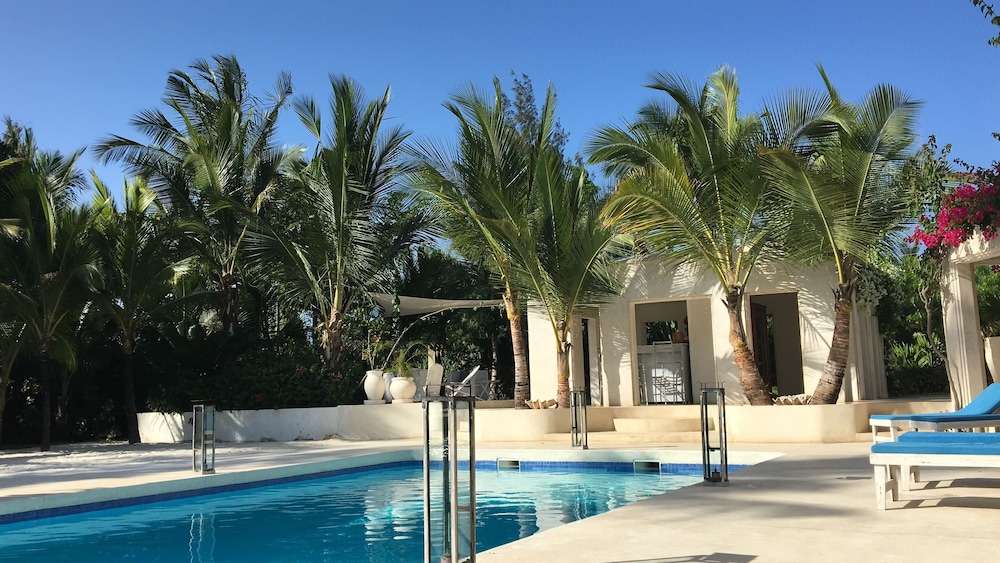 The Villa Luxury Suites Hotel 32/43