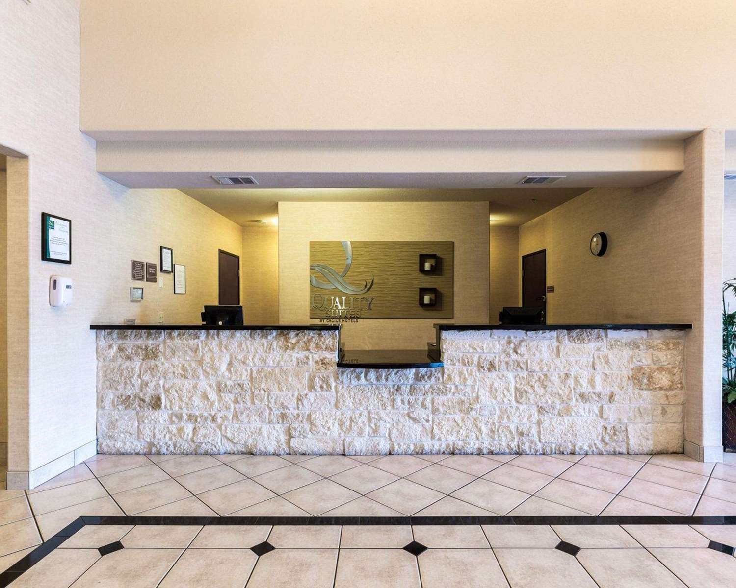 Quality Suites Huntsville Near University 3/24