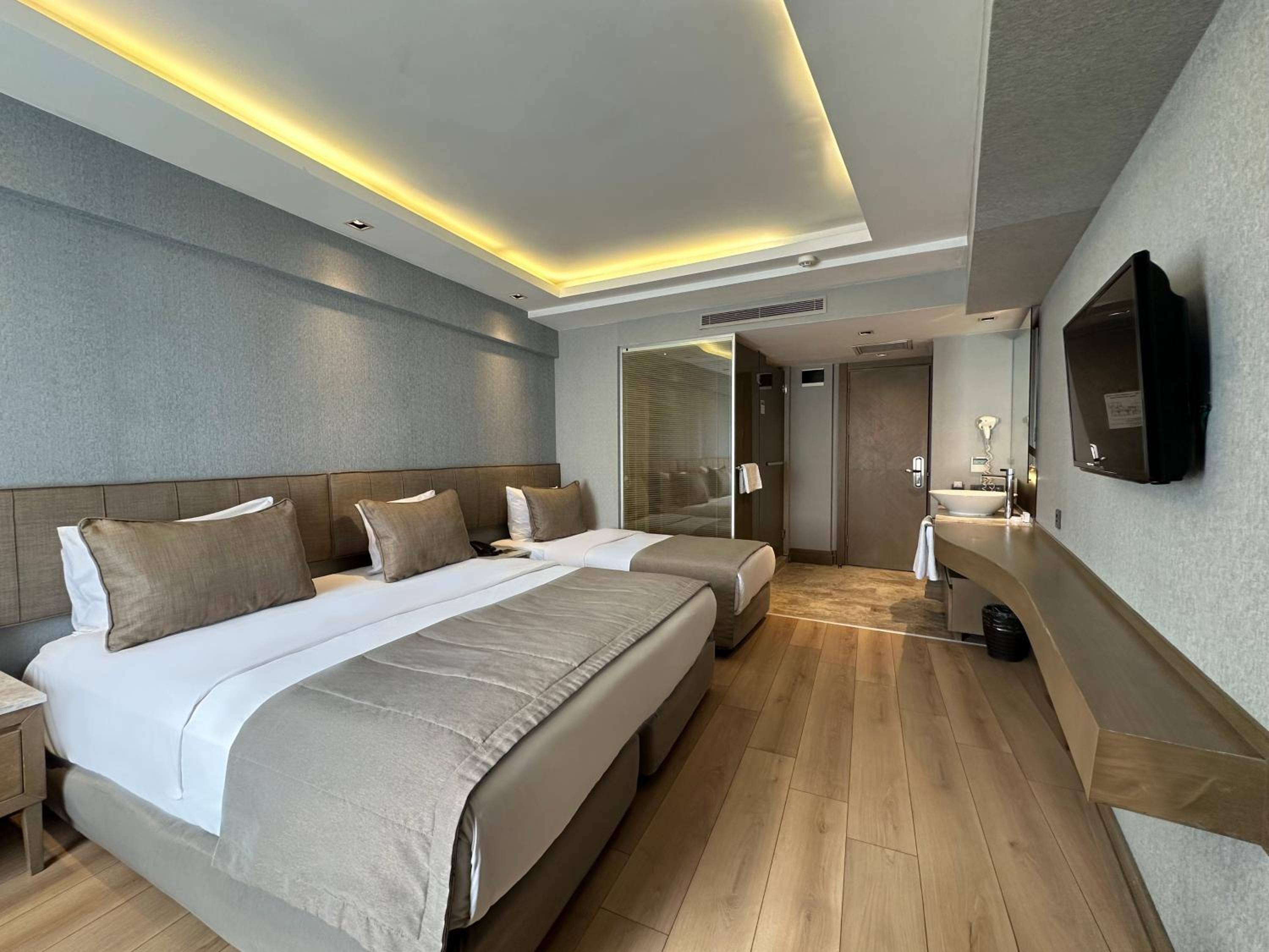 TRIPLE ROOM
