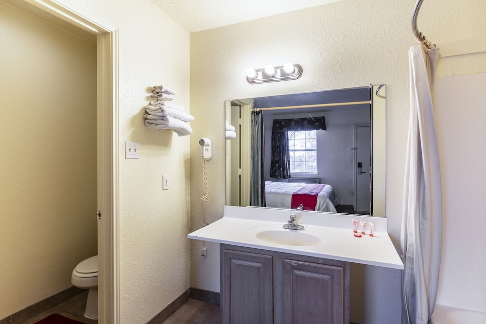 OYO Hotel Decatur TX Hwy 287 Northwest 24/32