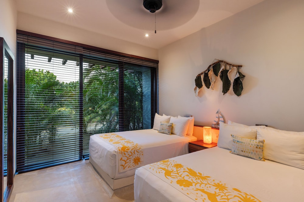 Marea Beachfront Villas 10/50