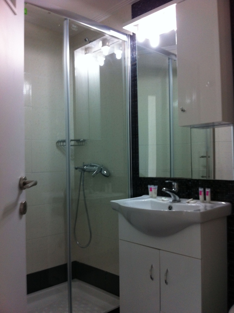 Fantasia Hotel Apartments 44/46