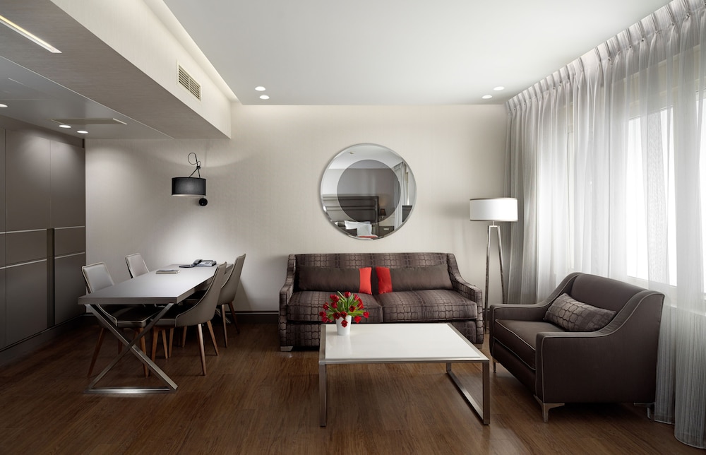 Holiday Suites 25/34