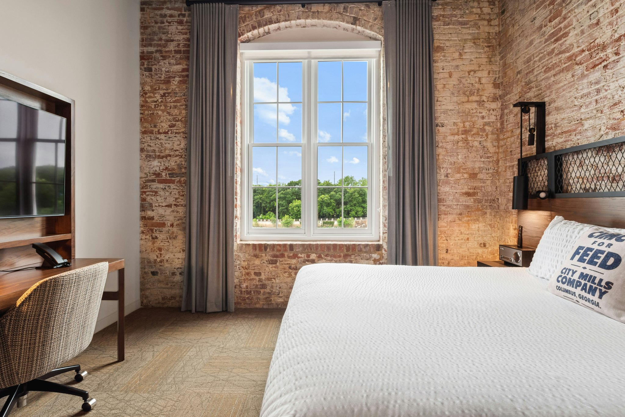 Classic, King Bed, River Front