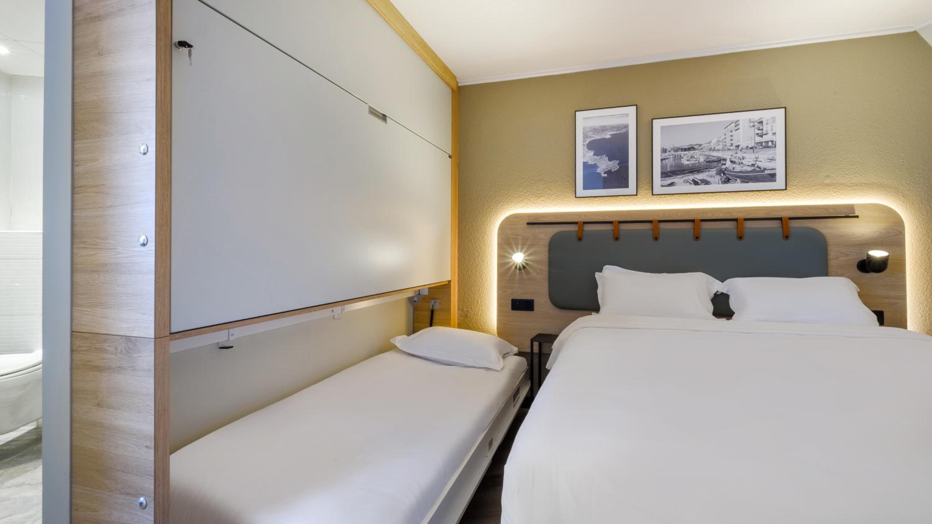 Standard, 2 Bunk Beds, Queen Bed
