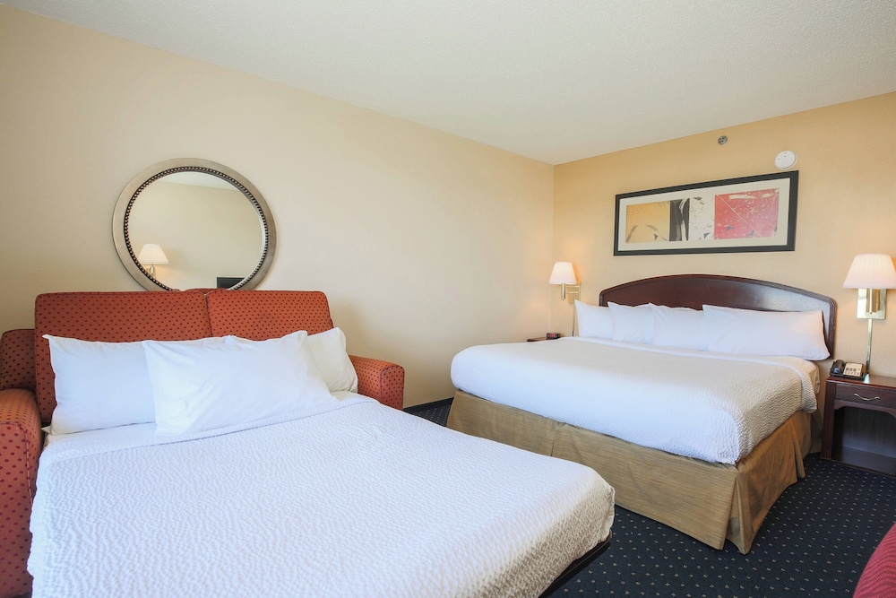 غرفة بسرير كينج مع أريكة، Courtyard by Marriott Flint Grand Blanc 2/10