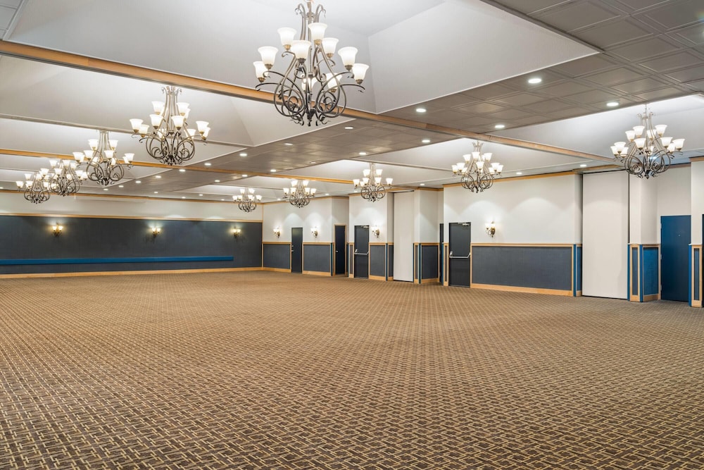 Sternwheeler Hotel & Conference Centre, Trademark by Wyndham 12/56