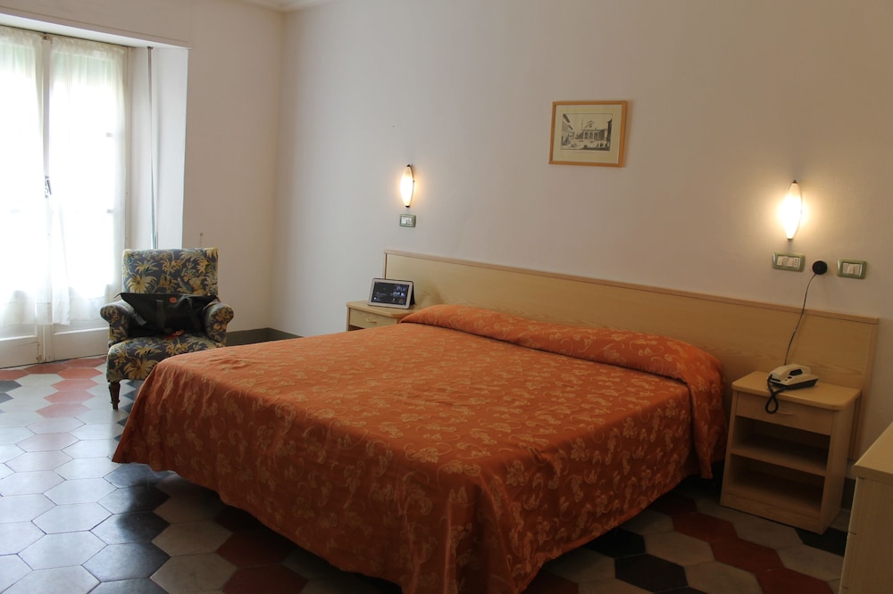 ROOM, DOUBLE BED