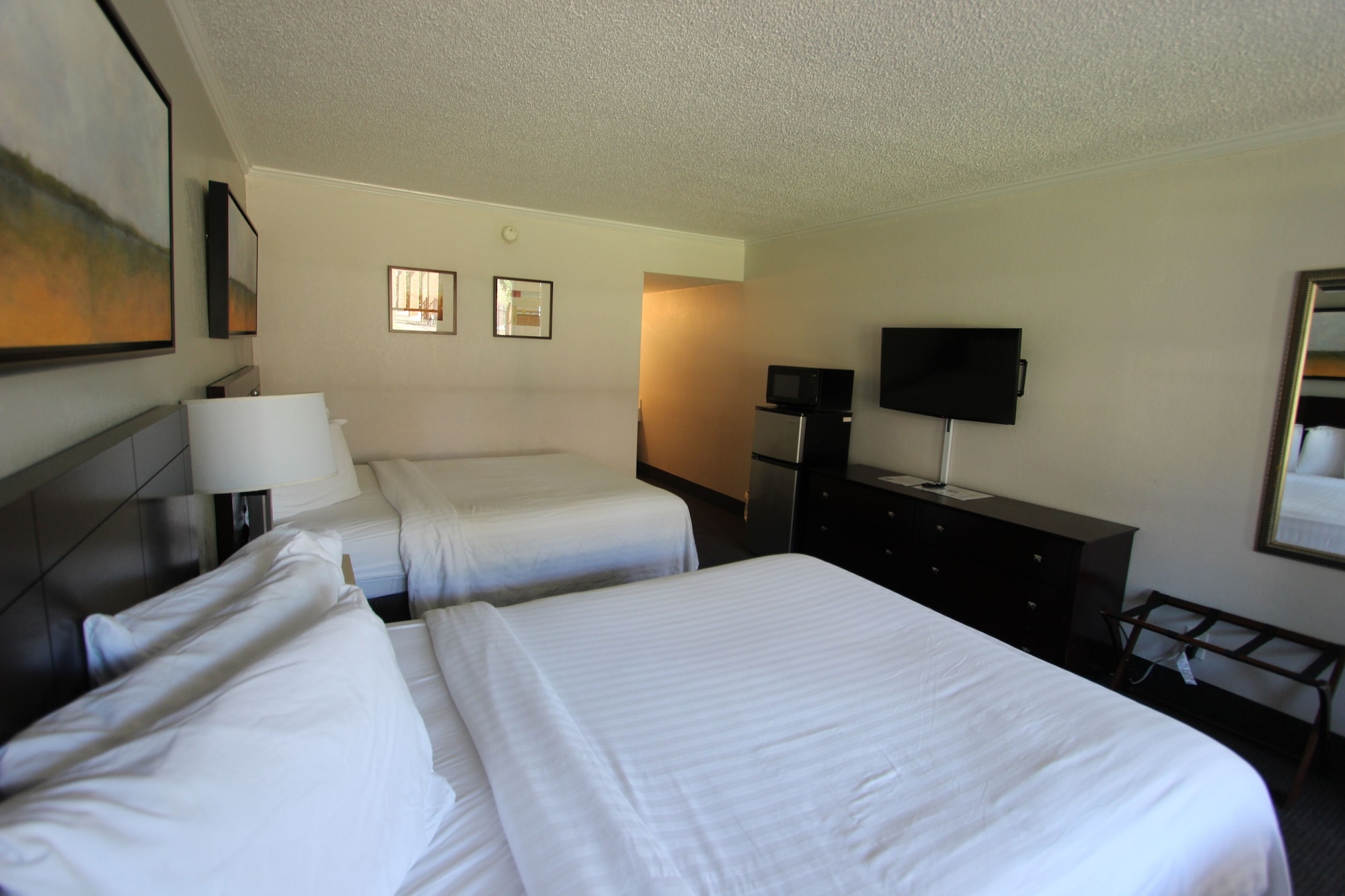 INTERIOR, DELUXE, 2 QUEEN BEDS