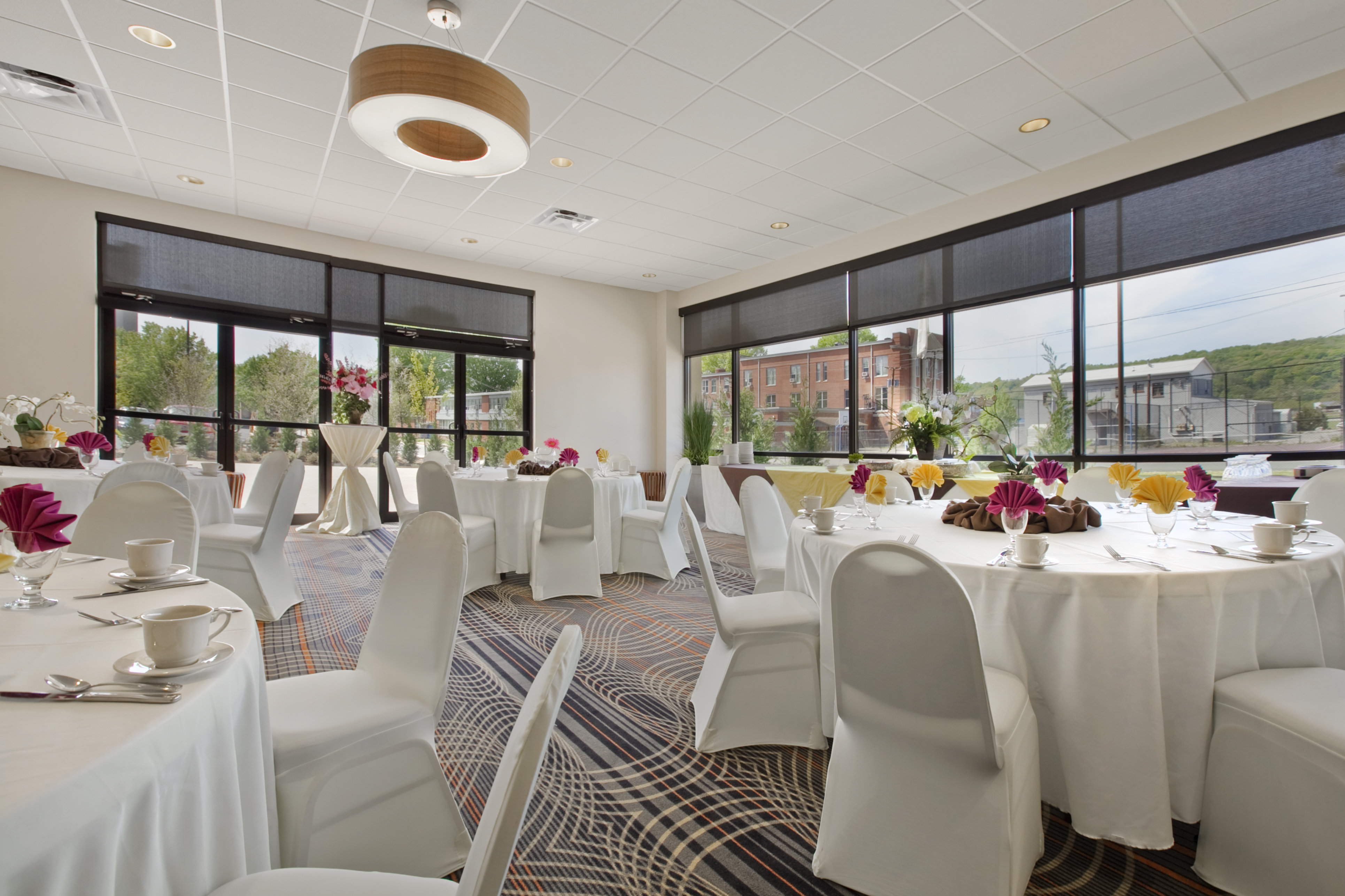 Holiday Inn & Suites Charleston West by IHG 17/32