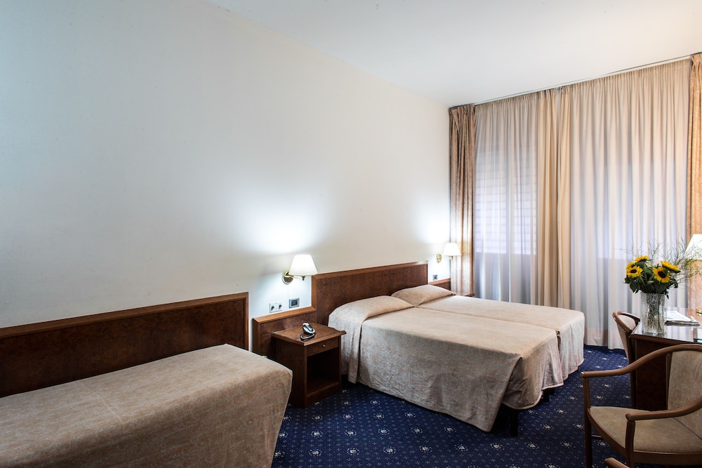 Hotel Mirage 12/66
