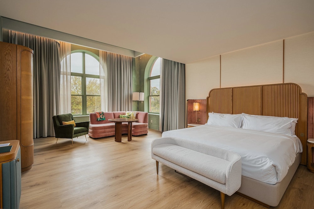 Suite, Corner