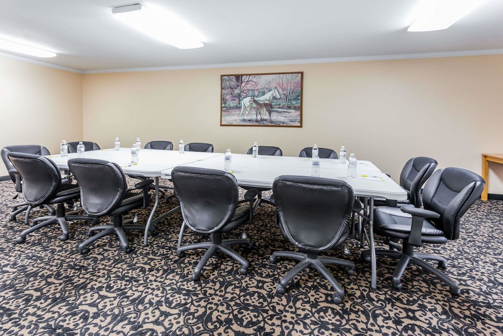 Days Inn by Wyndham Imlay City 33/48