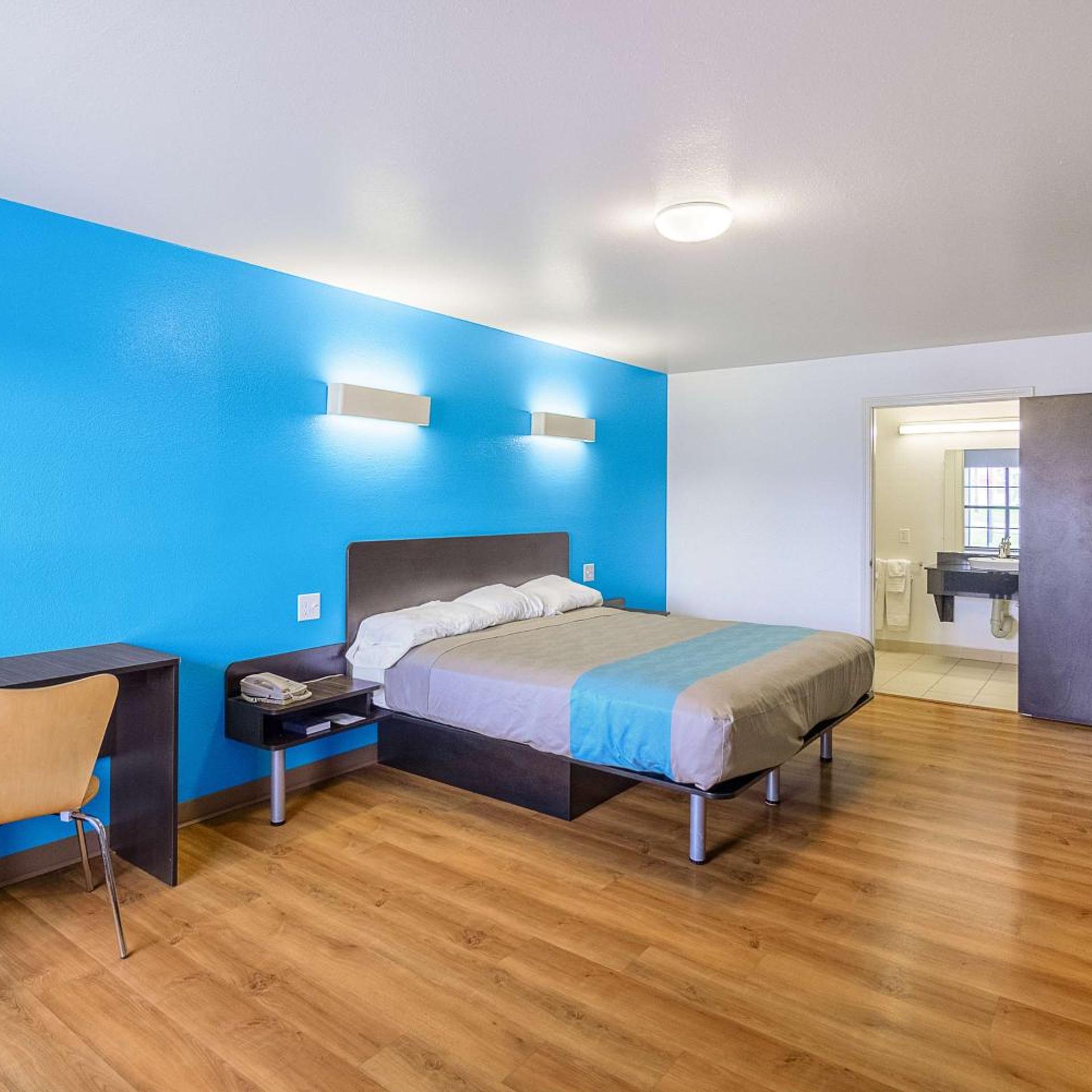 غرفة بسرير كينج لذوي الإعاقة، Motel6 Canton, TX 9/10