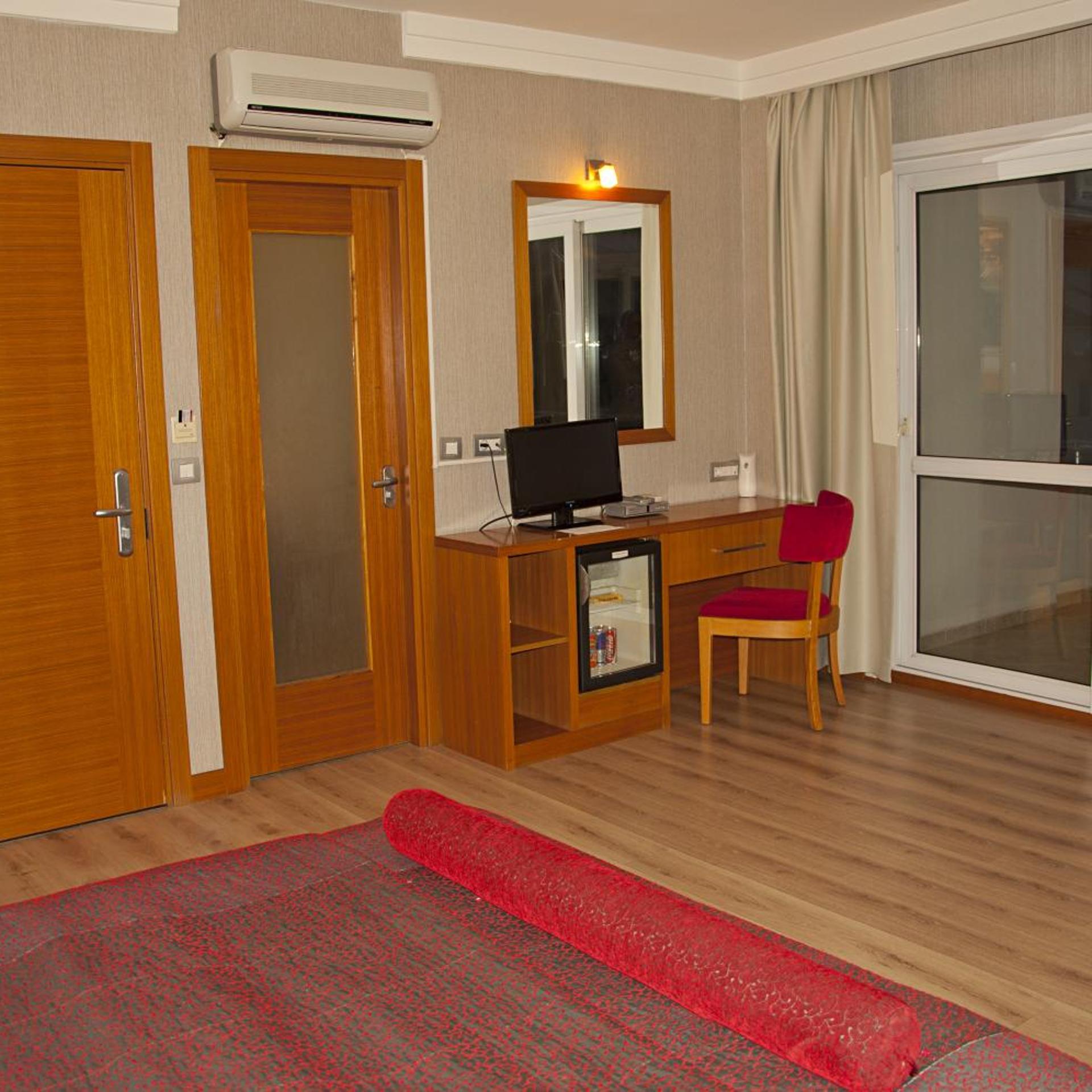 Island Hotel 8/43