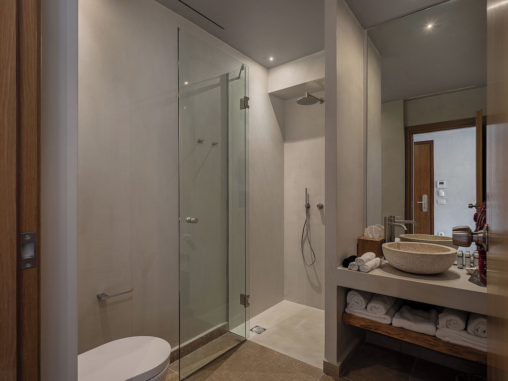 The Theodore Boutique Hotel 48/50