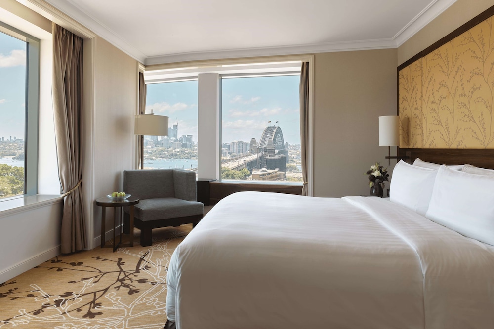 BRIDGE, HARBOUR, SUITE, KING BED, CLUB LOUNGE ACCESS