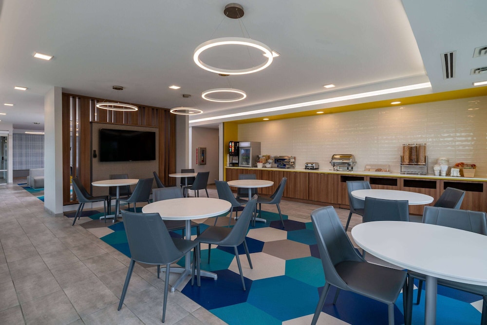 Microtel Inn & Suites by Wyndham Winchester 24/28