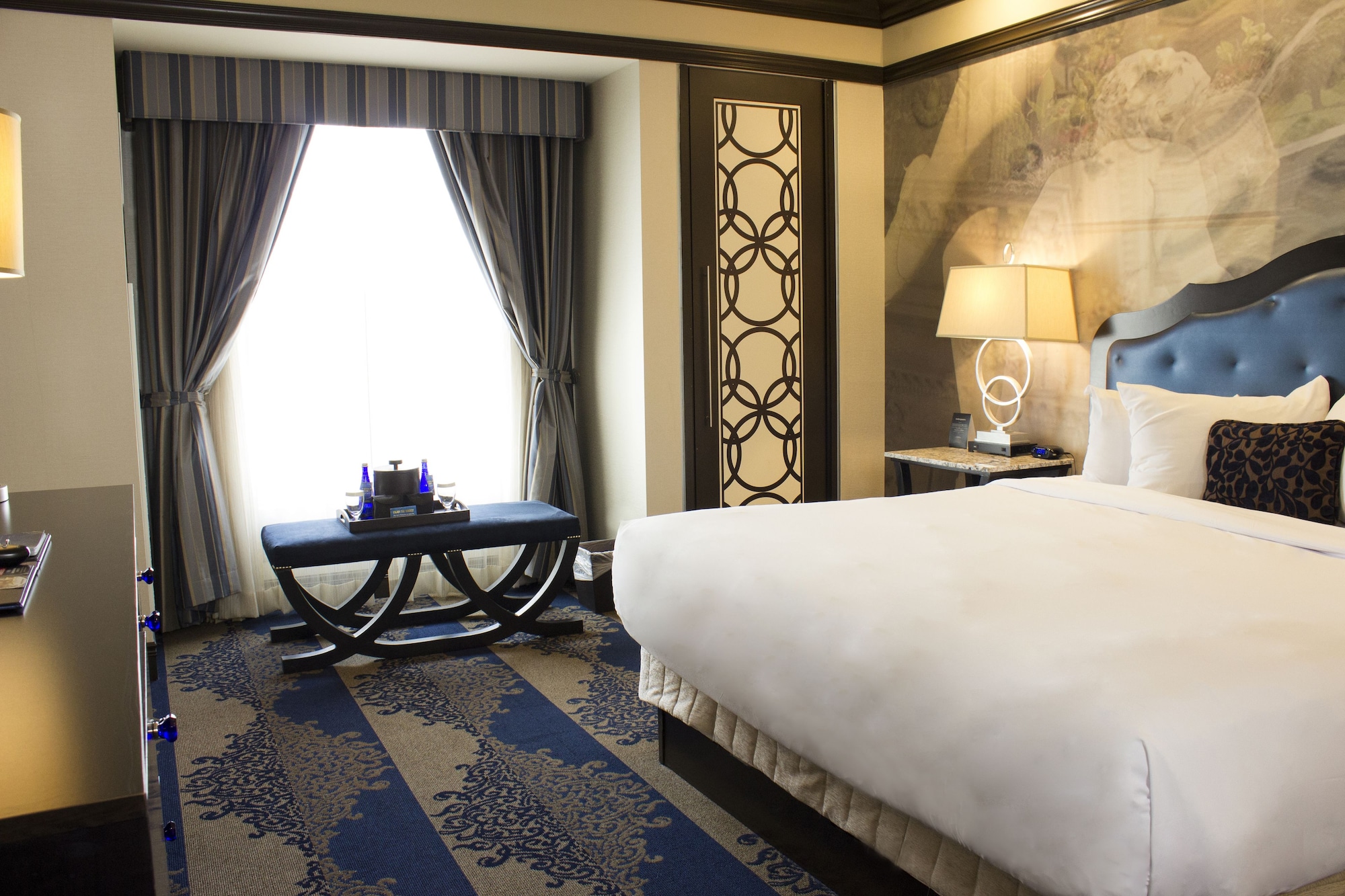 Deluxe, King Bed, Track View