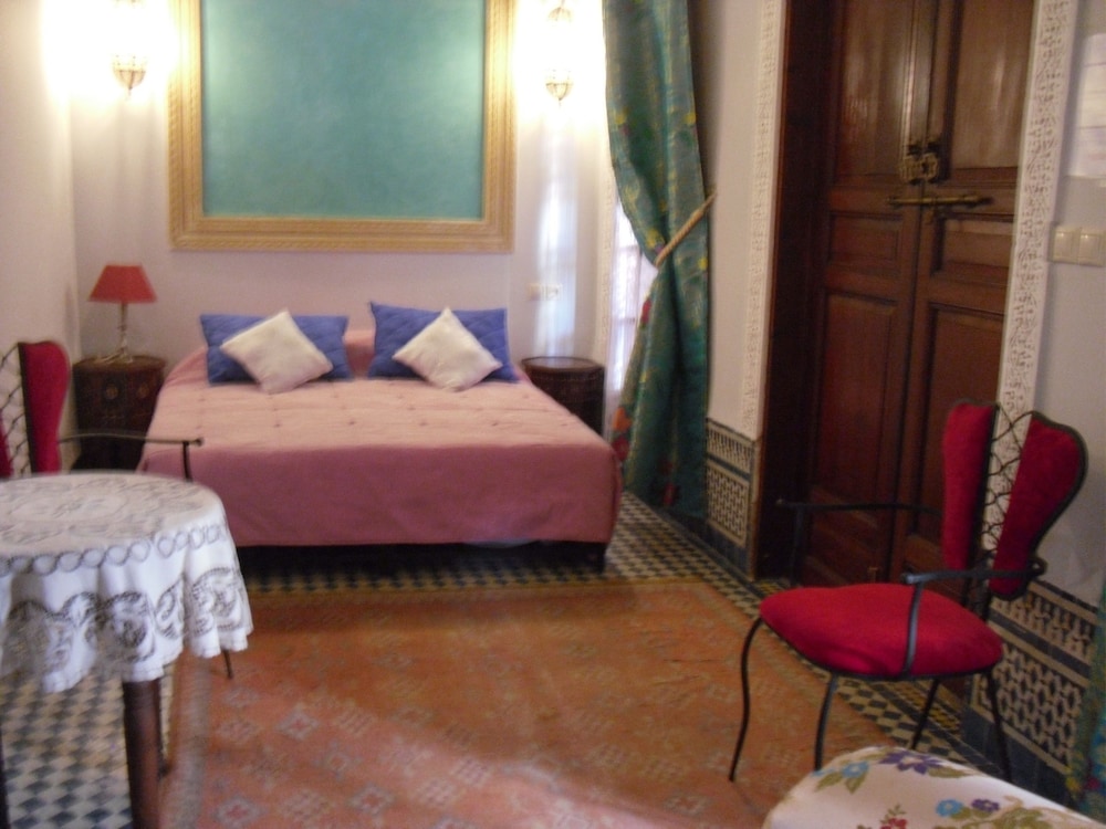 DELUXE, DOUBLE BED