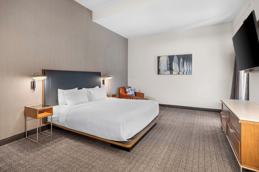 1 Bedroom, Suite, King Bed, Sofa, Accessible