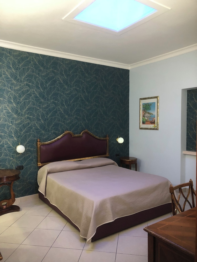 Hotel Serena 7/25