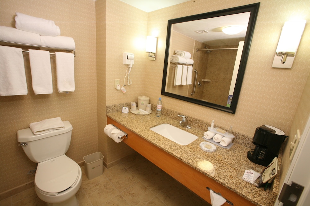 Holiday Inn Express Saltillo Zona Aeropuerto 17/40