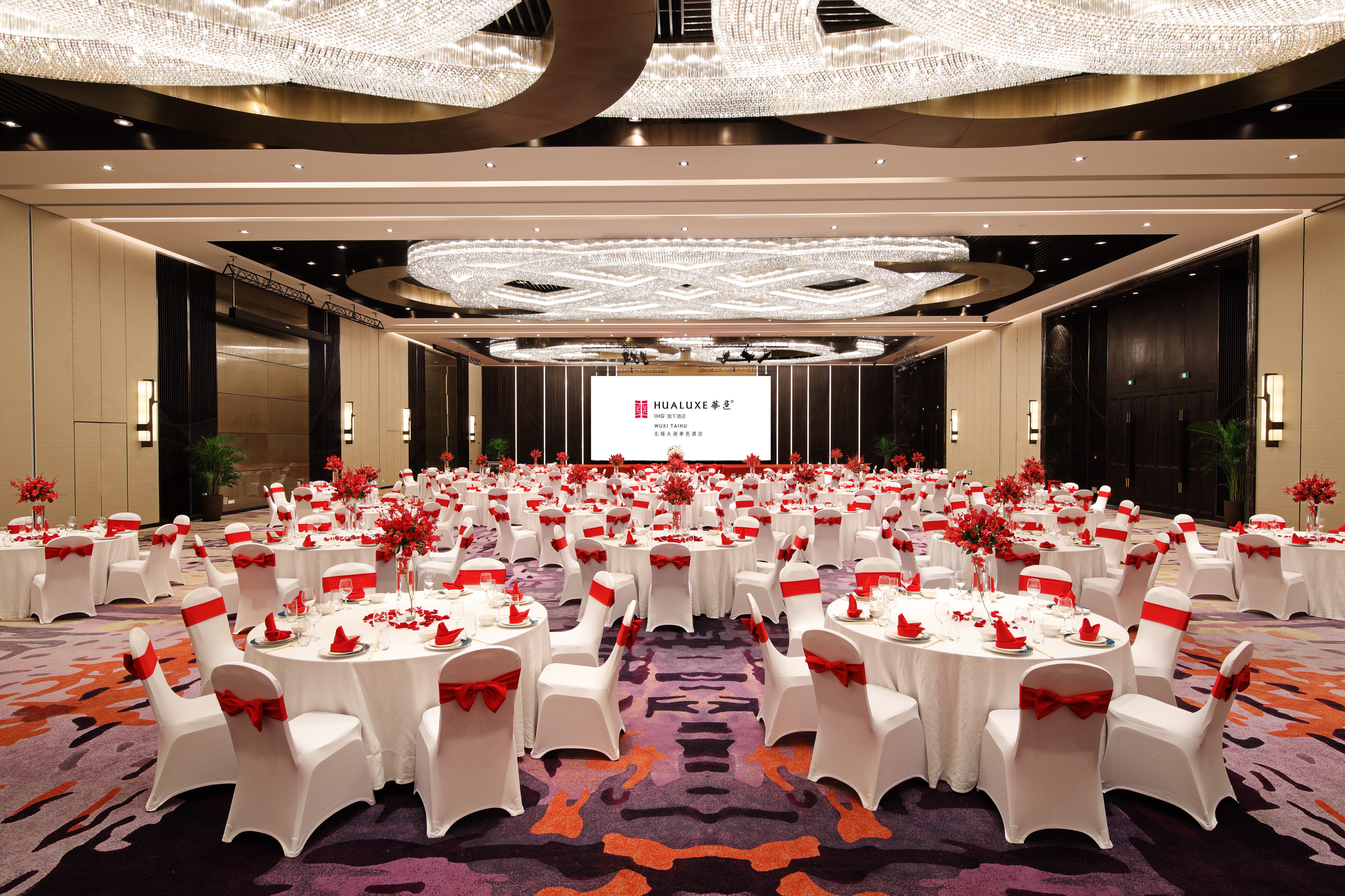 HUALUXE HOTELS AND RESORTS WUXI TAIHU 40/50