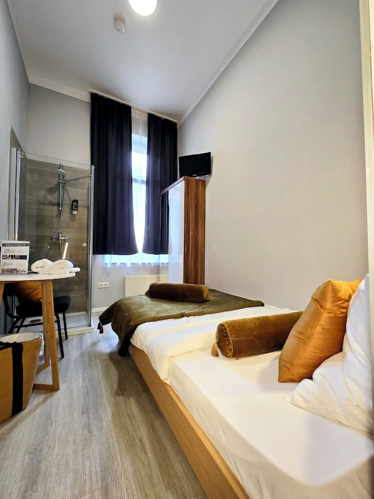 ROOM, SINGLE, EXTERNAL BATHROOM