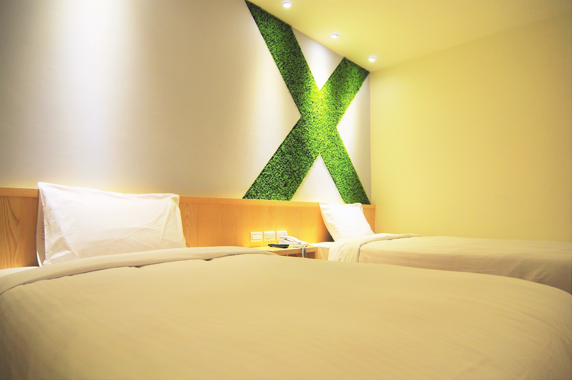 COMFORT, TWIN BEDS, NO WINDOW, BATHTUB