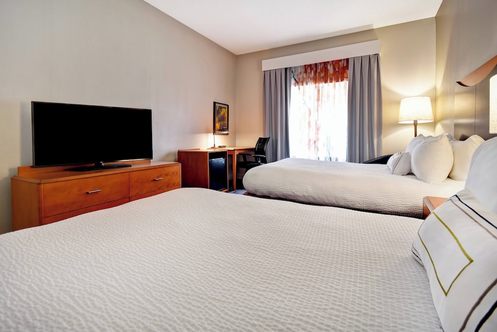 Fairfield Inn Suites by Marriott Atlanta Kennesaw 17/50