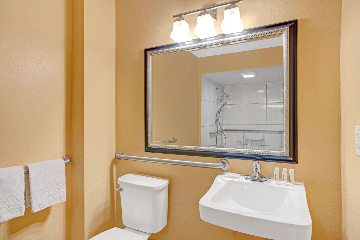 Days Inn & Suites by Wyndham Tampa near Ybor City 11/11