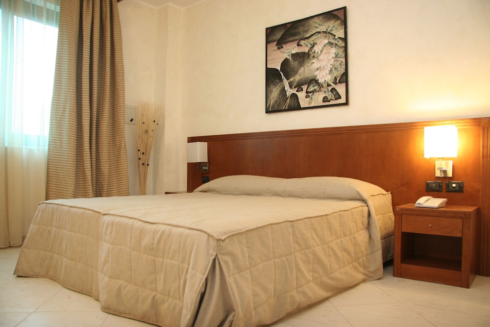 Hotel Parisi 10/67