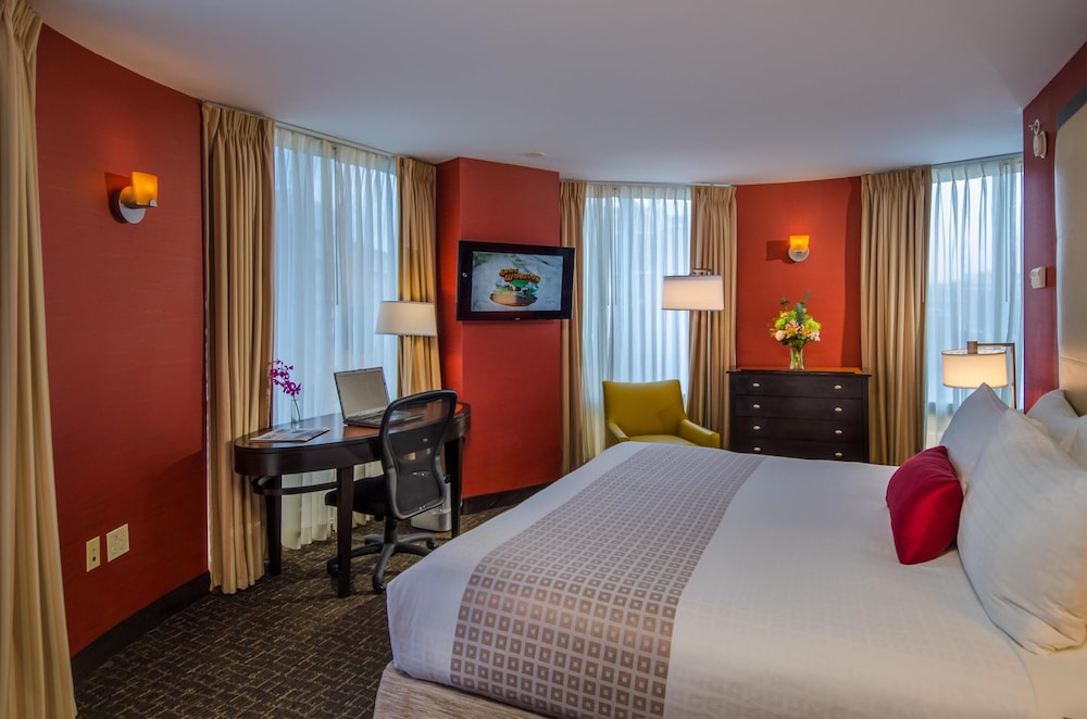 DELUXE, KING BED