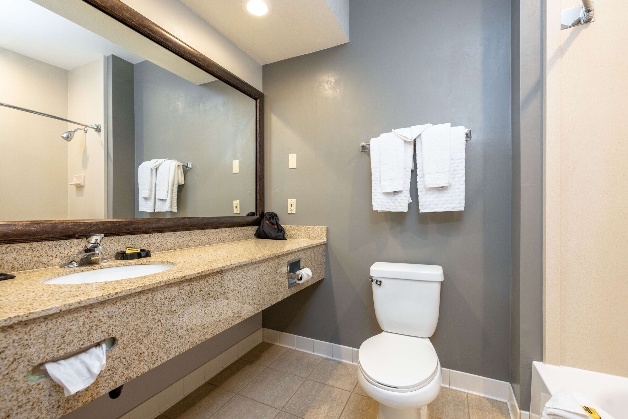 جناح بسرير كينج بشرفة مع أريكة، Best Western Plus Dixon Davis 7/10